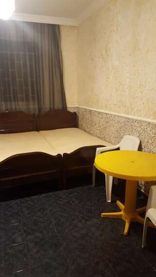 Курортные отели Hotel Near the Sea Кобулети Четырехместный номер с собственной ванной комнатой-3